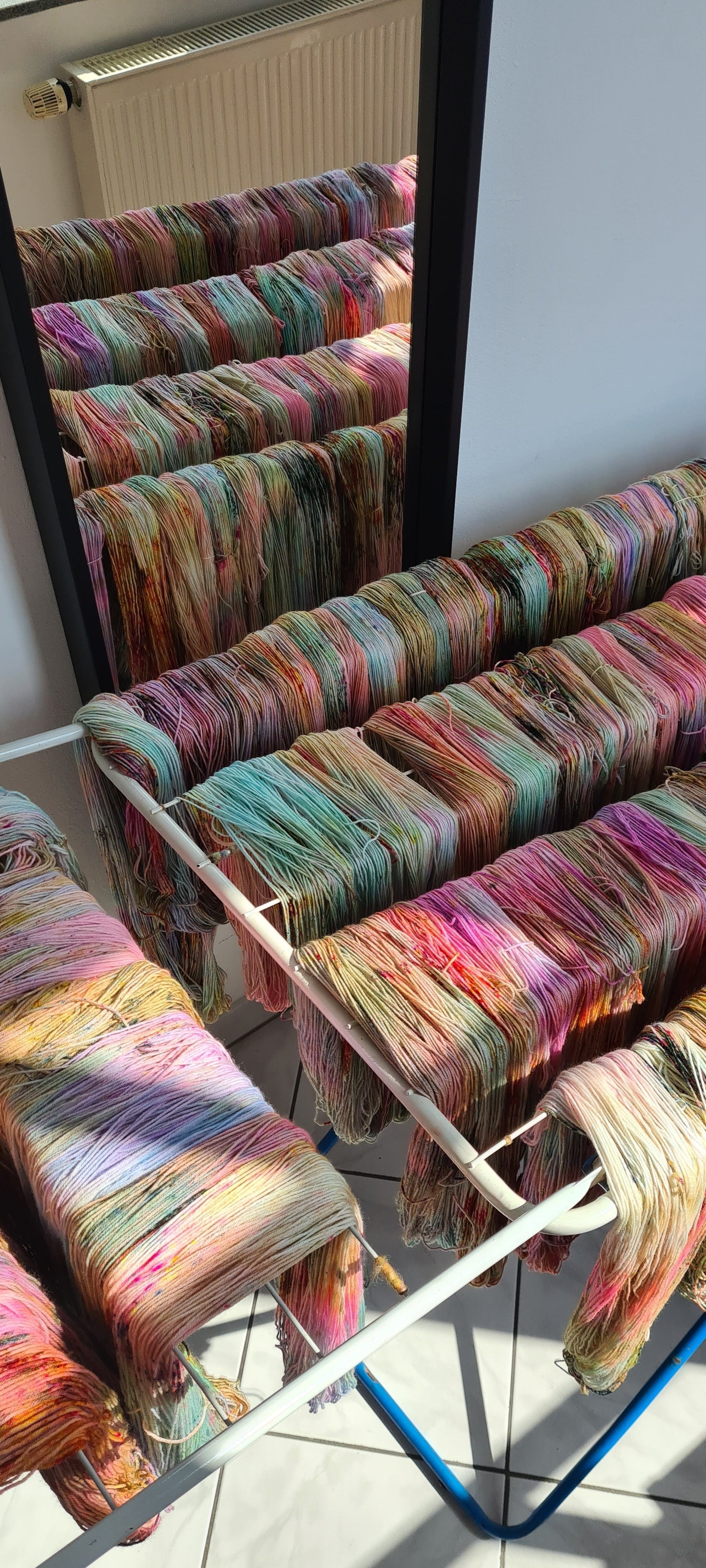 Was muss ich bei handgefärbter Wolle beachten?